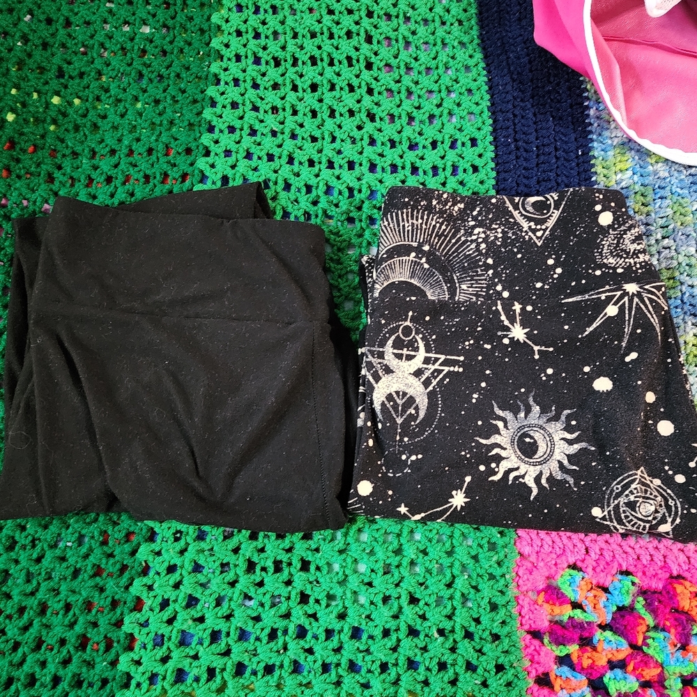 2 pairs of leggings